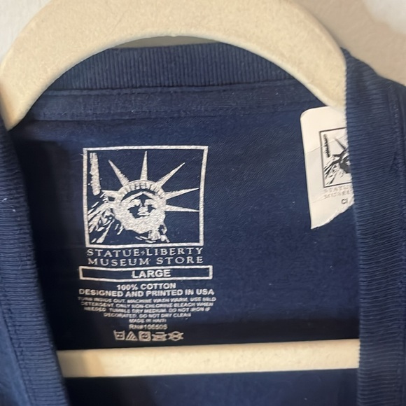 NWT Statue of Liberty Tee Shirt Size Large Navy 100% Cotton - Picture 2 of 3